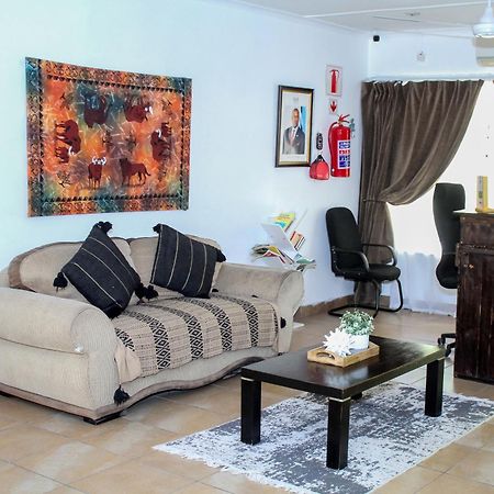 Thamalakane Guest House Maun ภายนอก รูปภาพ